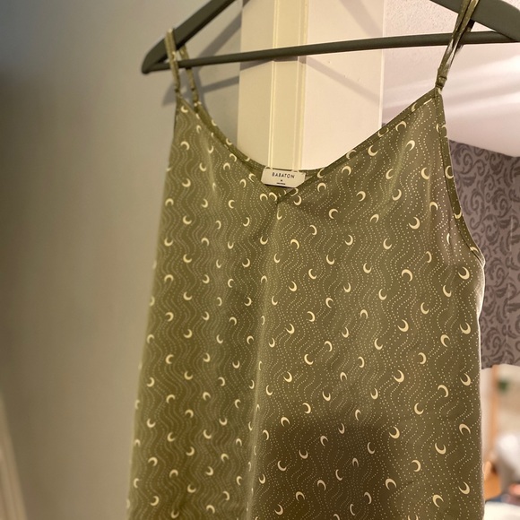 Aritzia tank blouse. Size M. silky fabric. EUC - Picture 3 of 4